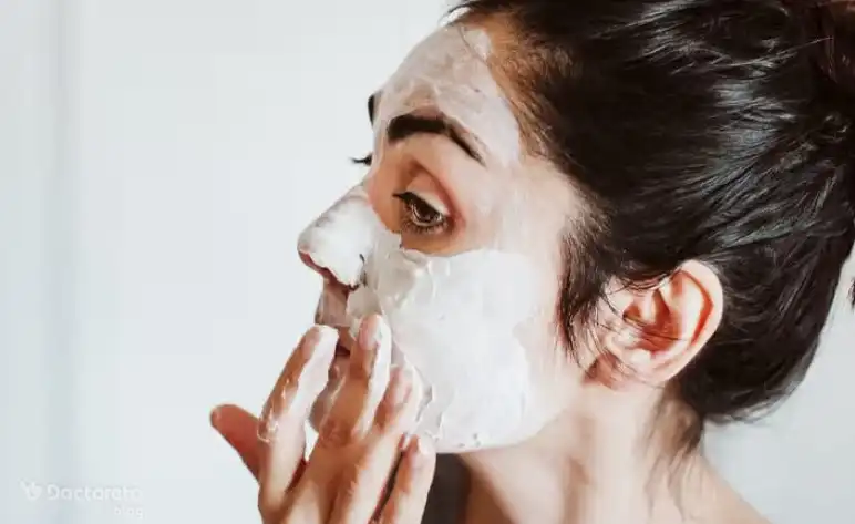 برای از بین بردن جوش صورت، روش‌های خانگی متعددی وجود دارد. از جمله استفاده از آلوئه‌ورا، عسل و روغن چای سبز که خواص ضد التهابی دارند. این مواد می‌توانند به بهبود سریع‌تر زخم‌ها و کاهش تیرگی ناشی از جوش‌ها کمک کنند. در کنار درمان‌های خانگی، استفاده از محصولات مراقبتی مناسب برای پوست نیز مهم است.
