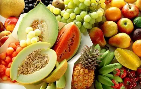 تابستان، با آفتاب درخشان و دماهای بالا، می‌تواند چالش‌هایی برای حفظ سلامت بدن ایجاد کند. یکی از شایع‌ترین و جدی‌ترین خطرات این فصل، گرمازدگی است که در اثر ناتوانی بدن در خنک کردن خود و از دست دادن بیش از حد آب و الکترولیت‌ها رخ می‌دهد. خوشبختانه، طبیعت در این فصل گنجینه‌ای از میوه‌های آبدار و مغذی را در اختیار ما قرار می‌دهد که نه تنها به مبارزه با گرمازدگی کمک می‌کنند، بلکه سلامت کلی بدن را نیز ارتقا می‌بخشند.