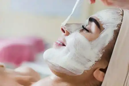 منافذ پوستی، دریچه‌های حیاتی برای تنفس پوست و دفع سموم و چربی‌ها هستند. با این حال، عوامل متعددی نظیر ژنتیک، تولید بیش از حد سبوم (چربی پوست)، تجمع سلول‌های مرده و آلودگی‌های محیطی می‌توانند منجر به بزرگ شدن و انسداد این منافذ شوند. این امر نه تنها زیبایی پوست را تحت تأثیر قرار می‌دهد، بلکه می‌تواند زمینه را برای بروز آکنه و سایر مشکلات پوستی فراهم کند.