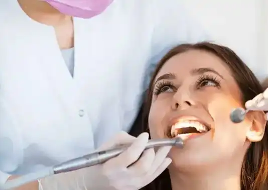 روکش دندان یا Dental Crown یکی از روش‌های رایج و مؤثر در دندان‌پزشکی ترمیمی است که برای محافظت، تقویت، یا زیبایی دندان‌های آسیب‌دیده به کار می‌رود، این روکش‌ها مانند یک کلاهک روی دندان قرار می‌گیرند تا ظاهر، استحکام و عملکرد آن را بازیابی کنند و بسته به نوع نیاز درمانی و زیبایی، روکش‌ها در جنس‌ها و تکنولوژی‌های مختلف ساخته می‌شوند.