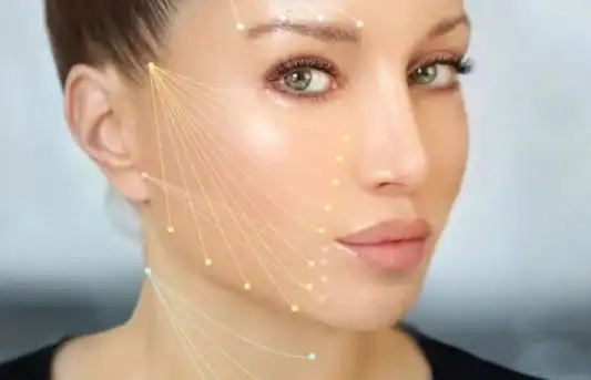 اویه سازی صورت، که به آن پیکرتراشی صورت یا کانتورینگ صورت نیز گفته می‌شود، مجموعه‌ای از روش‌های زیبایی است که با هدف ایجاد ظاهری متعادل‌تر، متناسب‌تر و جذاب‌تر در صورت انجام می‌شود. این فرآیند شامل تغییر شکل و برجسته کردن ویژگی‌های صورت، به ویژه در قسمت‌های فک، گونه‌ها و چانه، برای دستیابی به خطوط صورت ظریف‌تر و مشخص‌تر است.