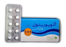 آلوپورینول دارویی است که برای کاهش سطح اسید اوریک در بدن و درمان اختلالاتی مانند نقرس و سنگ‌های کلیوی تجویز می‌شود. این دارو با مهار آنزیم گزانتین اکسیداز، تولید اسید اوریک را کاهش می‌دهد و به کاهش درد و التهاب کمک می‌کند. مصرف آن باید تحت نظر پزشک باشد تا از عوارض جانبی و تداخلات دارویی جلوگیری شود.