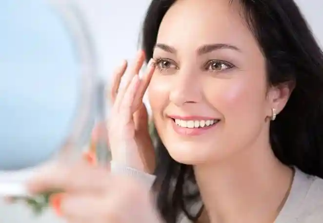 دستیابی به پوست صاف و براق، درخشان و سالم، نه یک رویا، بلکه نتیجه ترکیبی از مراقبت‌ های هوشمندانه پوستی و تغذیه صحیح است. این رویکرد جامع، نه تنها ظاهر پوست را بهبود می‌بخشد، بلکه به سلامت کلی آن نیز کمک می‌کند. در این راهنما، به تفصیل به روش‌های موثر مراقبت از پوست و انتخاب‌های غذایی که می‌توانند به شما در رسیدن به این هدف کمک کنند، می‌پردازیم.