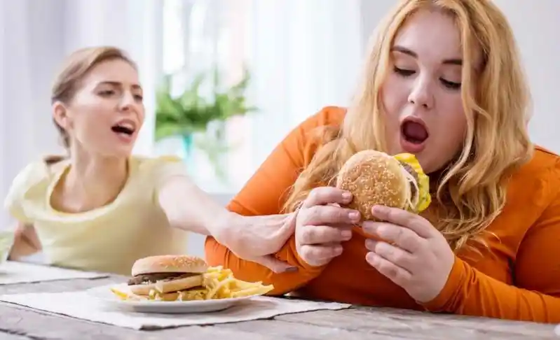 پرخوری عصبی و راه های مؤثر برای درمان آن و بازگرداندن کنترل فرد روی غذا