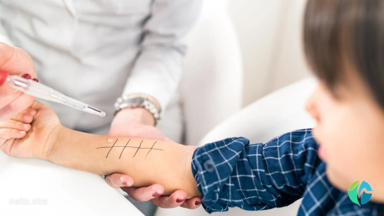 اگر پسر یا دختر شما علائمی دارد که ممکن است مرتبط با آلرژی باشد، پیدا کردن علت آنها می‌تواند یک تجربه استرس زا برای شما و فرزندتان باشد. اما اگر شما هر چه زودتر بتوانید محرک آلرژی را شناسایی کنید، فرزند شما سریعتر بهبود پیدا می کند، آلرژی او را اذیت نمی‌کند و می تواند از کودکی خود لذت ببرد.