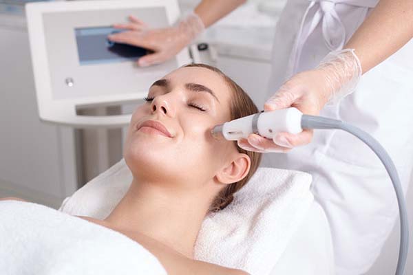 لیزر درمانی یکی از روش‌های موثر برای درمان لک‌های پوستی است. لیزر با استفاده از پرتوهای نوری، سلول‌های آسیب‌دیده پوست را تخریب می‌کند و باعث تولید سلول‌های جدید می‌شود. این امر باعث روشن شدن پوست و از بین رفتن لک‌ها می‌شود.