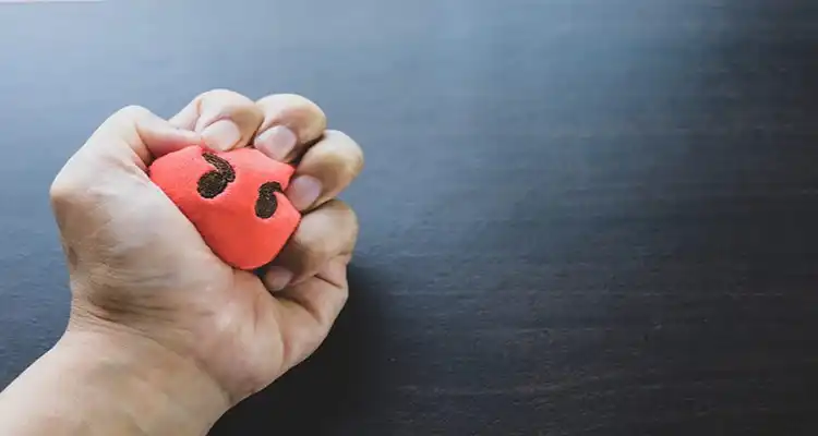 خشم از احساسات طبیعی انسان به شمار می‌آید و نقش مهمی در واکنش‌های روانی و اجتماعی دارد؛ با این حال، در صورتی که این احساس از مرز کنترل خارج شود، می‌تواند پیامدهای منفی در روابط فردی و اجتماعی به‌دنبال داشته باشد. افرادی که به طور مکرر دچار عصبانیت می‌شوند یا با رفتارها و گفتارهای تند به اطرافیان خود آسیب می‌زنند، نیازمند آموزش و تمرین مهارت‌های مدیریت خشم هستند.