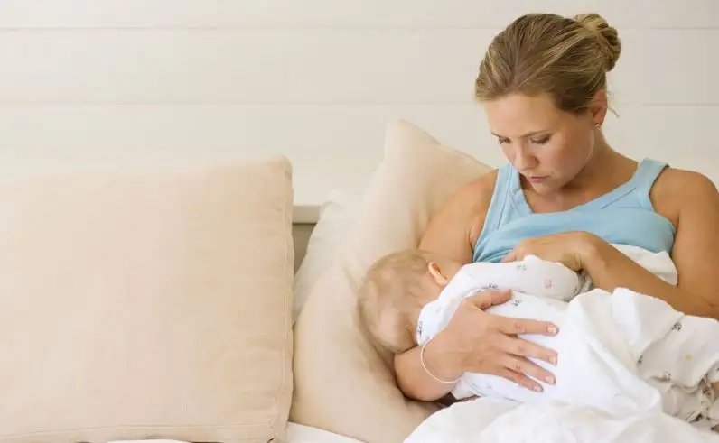 ترک‌ خوردگی نوک سینه یا شقاق سینه بانوان، علائم و راه های درمان در دوران شیردهی