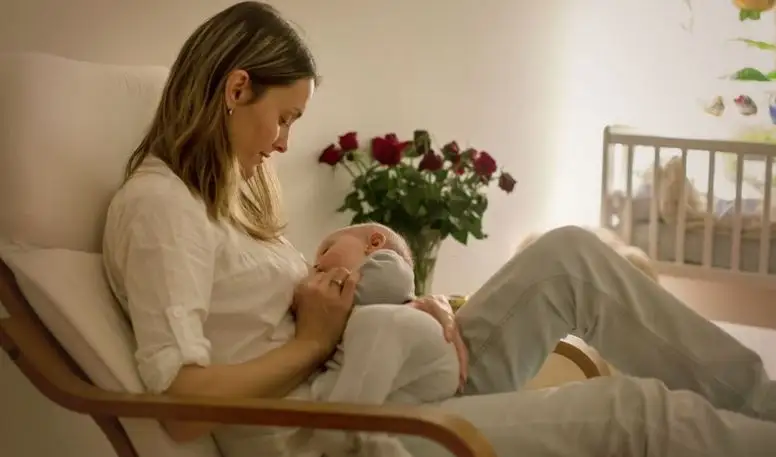 شیردهی روشی زیبا و طبیعی برای تغذیه کودک است، اما گاهی اوقات می تواند با چالش هایی همراه باشد. یکی از مشکلات رایجی که والدین شیرده با آن مواجه می شوند، شقاق سینه، شقاق نوک پستان یا در واقع ترک های دردناک در نوک پستان می باشد، در این مقاله از مجله سلامت پلاس به بررسی علائم و روش های درمان شقاق نوک پستان در دوران شیردهی می پردازیم.