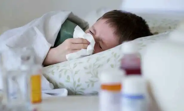 آنفولانزا یک بیماری تنفسی شایع است که از ویروس آنفولانزا به آن مبتلا می‌شوید. برای درمان سریع آنفولانزا می توانید از روش هایی که در این مقاله به آن ها اشاره کرده ایم بهره ببرید. علائم این بیماری اغلب شامل تب، سردرد، بدن درد، سرفه، گرفتگی یا آبریزش بینی است. اگر بیماری زمینه‌ای دارید یا باردار هستید، واکسیناسیون سالانه بهترین راه برای جلوگیری از ابتلا به آنفولانزا است.