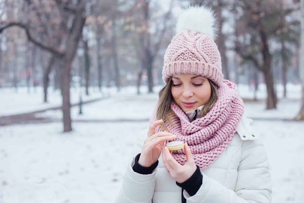 روتین مراقبت از پوست در زمستان برای همه نوع پوست، از جمله خشک، معمولی و چرب، با استفاده از محصولات متناسب با پوست، انجام می‌شود. در این فصل، هوای سرد و خشک باعث خشکی، حساسیت، ترک خوردگی و حتی التهاب پوست خواهد شد. پوست خشک نیاز به مرطوب‌کننده‌های غلیظ‌تری دارد. از سوی دیگر، پوست چرب به محصولات غیر‌چرب نیاز دارد تا از ایجاد جوش و آکنه جلوگیری شود. همچنین بهترین روش مراقبت از پوست در سرمای زمستان شامل استفاده از ضدآفتاب حتی در روزهای ابری و مراقبت از لب‌ها و نواحی خشک بدن نیز می‌شود.