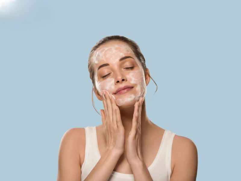 تاثیر فوق‌العاده پوست بر ظاهر و زیبایی برای همه شناخته شده است و اهمیت دادن به سلامت و شادابی آن از اهمیت بسیار زیادی برخوردار است. سرد شدن هوا نه تنها بر خشکی پوست اثرگذار است بلکه سبب می‌شود پوست در معرض آسیب‌های دیگری نیز قرار گیرد که با شروع فصل سرما باید توجه بیشتری به سلامت پوست شود.