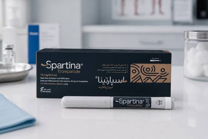 اسپارتینا یک آمپول لاغری ایرانی و ترند تازه‌ای در دنیای لاغری است. اما این دارو دقیقا چه ویژگی‌هایی دارد، چطور در بدن عمل می‌کند و هنگام مصرفش باید منتظر چه عوارضی بود؟ شناخت ترکیبات و سازوکار هر دارو حق طبیعی همۀ ماست. در این مقاله می‌پردازیم به اینکه آمپول لاغری اسپارتینا چیست و براساس واقعیت‌های علمی و پزشکی، جزئیات مربوط به سازوکار لاغری، نحوه مصرف، عوارض و محدوده قیمتی اسپارتینا را بازگو می‌کنیم.